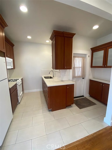 207 Mira Mar Avenue, Long Beach CA: https://media.crmls.org/medias/aec0b9b9-fb6e-4a21-8bd7-628acc99efb0.jpg