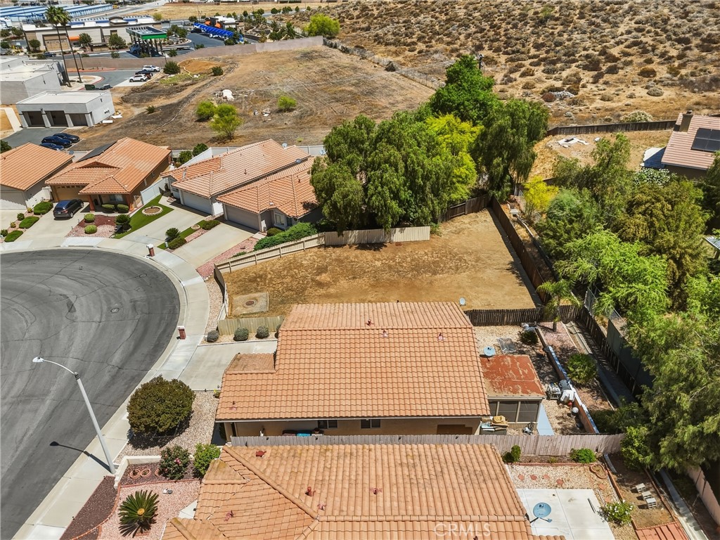 https://media.crmls.org/medias/aec2335b-2d8d-47f3-aa15-d7281e3c8c4a.jpg?preset=X-Large