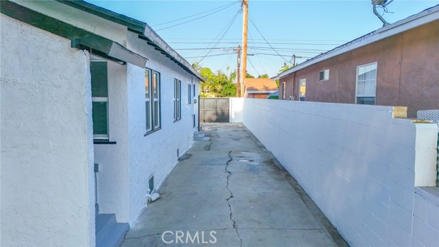 9218 Hooper Avenue, Los Angeles CA: https://media.crmls.org/medias/aec27fa5-2815-48d4-9468-63a684aa4d48.jpg