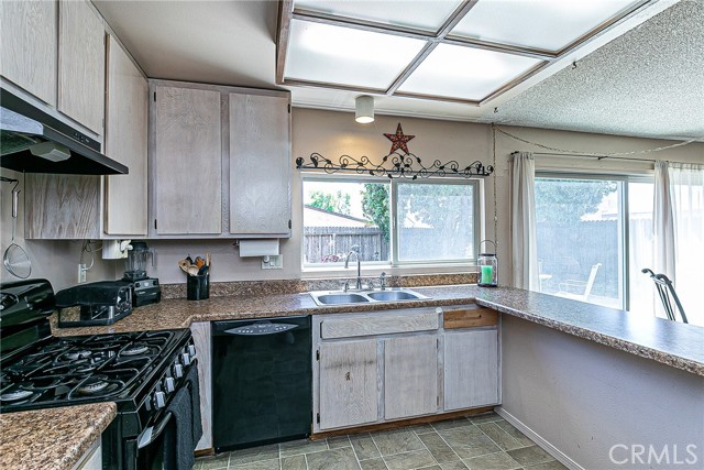 Detail Gallery Image 11 of 26 For 420 E Park Ave, Santa Maria,  CA 93454 - 4 Beds | 2 Baths