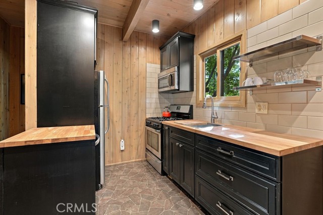 813 Poe Court, Lake Arrowhead, CA 92352