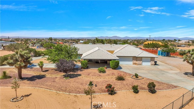 7330 Smoke Tree Road, Phelan CA: https://media.crmls.org/medias/aecba3b0-af70-4290-a0dd-aa71f09c7821.jpg