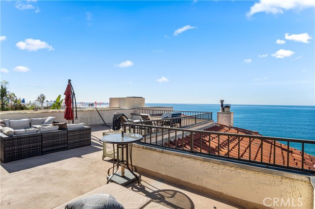 555 Esplanade, Redondo Beach, California 90277, 3 Bedrooms Bedrooms, ,3 BathroomsBathrooms,Residential,Sold,Esplanade,SB22021608