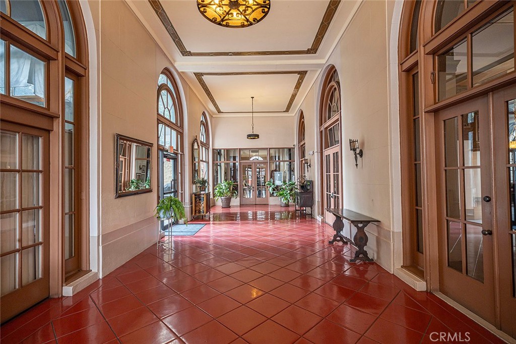 https://media.crmls.org/medias/aecf2494-308d-44aa-9026-fb713874876d.jpg?preset=X-Large