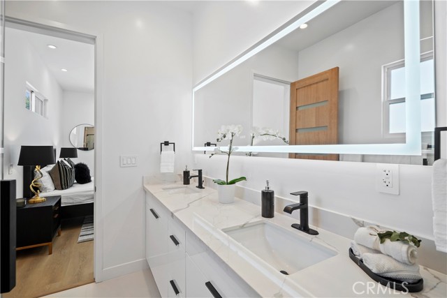 Detail Gallery Image 21 of 45 For 3876 Roxton Ave, Los Angeles,  CA 90008 - 5 Beds | 4/1 Baths