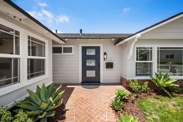 3221 Copa De Oro Drive, Los Alamitos CA: https://media.crmls.org/medias/aed3f293-84af-4404-a1ce-8afb91619783.jpg