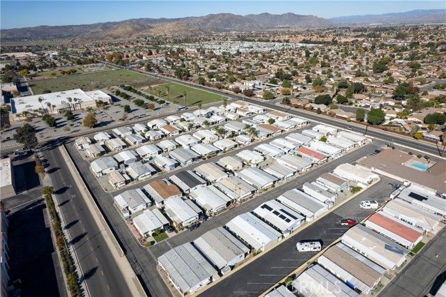 1895 W Devonshire Avenue, Hemet CA: https://media.crmls.org/medias/aed80dc7-9743-4ca1-903f-3329148774c9.jpg