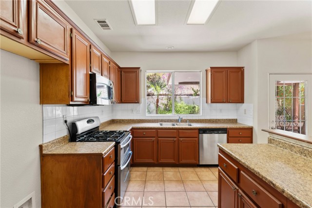 Detail Gallery Image 11 of 41 For 16200 Setting Sun Cir, Riverside,  CA 92503 - 4 Beds | 2/1 Baths
