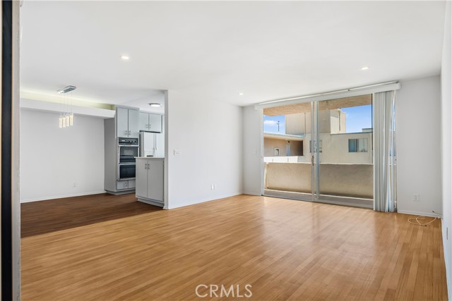 5429 Newcastle Avenue, Encino CA: https://media.crmls.org/medias/aedde90d-c27f-44e3-8d31-cbe316e20d28.jpg