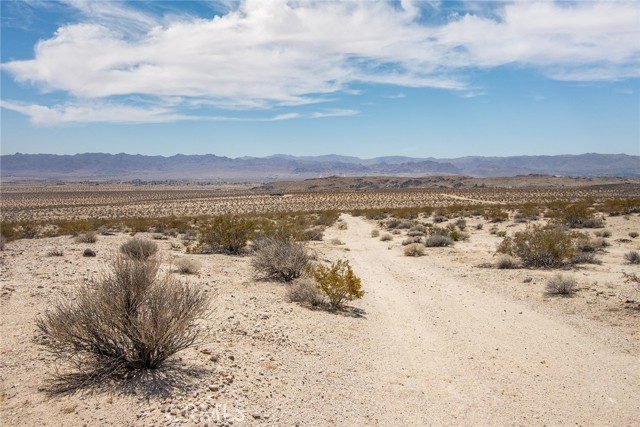 6789 La Brisa Drive, Joshua Tree CA: https://media.crmls.org/medias/aee1e835-e5d3-4904-9a97-8dab1c9d7cd5.jpg