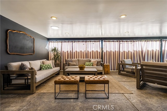 Detail Gallery Image 24 of 36 For 20402 Seven Seas Ln, Huntington Beach,  CA 92646 - 4 Beds | 3/1 Baths