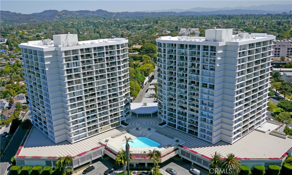 201 Ocean Avenue 1408B Santa Monica, California Unobstructed ocean views from every room! This beautifully remodeled unit is California coastal living at its finest. Gorgeous 2 bed/2 bath, with large oceanfront balcony. Spectacular 180 degree panoramic views of the ocean, Santa Monica Pier and more. Generous storage and walk-in master closet. Top-of-the-line designer appliances, and new hardwood floors throughout. Widescreen plasma TVs in every room, surround sound speakers, automatic window coverings. Must see!
Ocean Towers is a high-end full-service building including 24-hr valet, security, doormen, pool, concierge service, spa, and ocean view gym. A stone's throw away from the beach, world-class restaurants, shopping, and more in a great location in Santa Monica.
