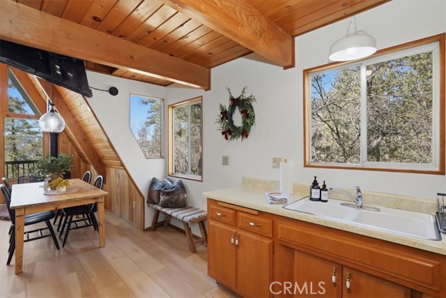 Detail Gallery Image 14 of 40 For 1146 Ridge, Fawnskin,  CA 92333 - 2 Beds | 1 Baths