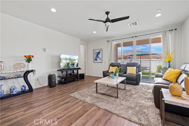 5025 W Avenue J6, Lancaster CA: https://media.crmls.org/medias/aee945ed-ba24-4c4c-8d41-26e22264c40e.jpg