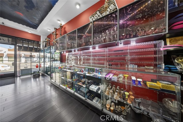 12816 Victory Boulevard, Valley Glen CA: https://media.crmls.org/medias/aeea0127-abe5-43ed-9df0-58dea5b0c601.jpg