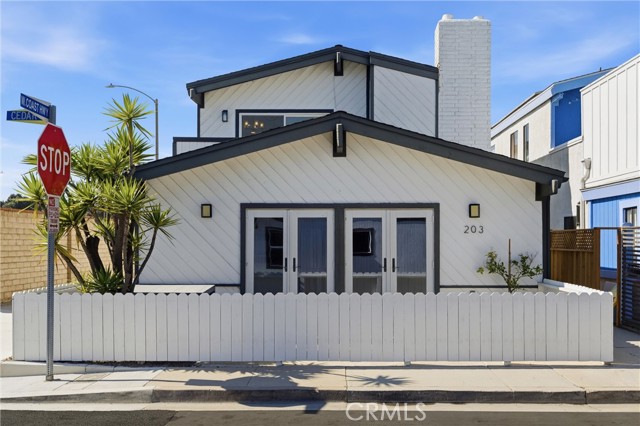 Detail Gallery Image 2 of 49 For 203 Cedar St a & B,  Newport Beach,  CA 92663 - 4 Beds | 3 Baths