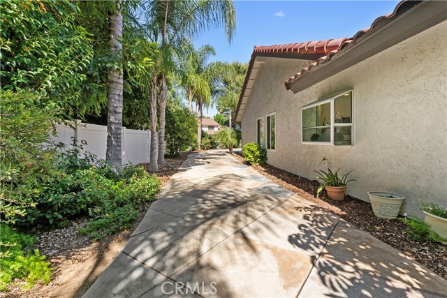 6065 Saint Augustine Drive, Riverside CA: https://media.crmls.org/medias/aeebaf27-f612-424a-a368-4754ac7b609b.jpg