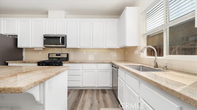 32059 Poppy Way, Lake Elsinore CA: https://media.crmls.org/medias/aeeffab6-757a-479f-a366-31358bc80ec1.jpg