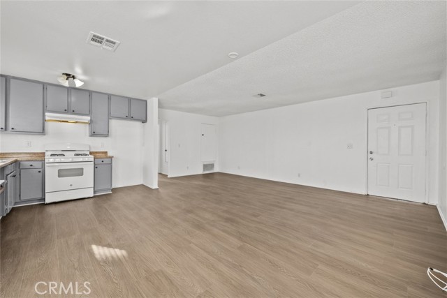 Detail Gallery Image 7 of 26 For 38501 Larkin Ave #4,  Palmdale,  CA 93550 - 2 Beds | 1 Baths