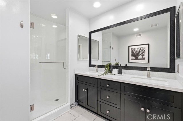 Detail Gallery Image 13 of 30 For 7304 Balboa #C,  Lake Balboa,  CA 91406 - 3 Beds | 3/1 Baths