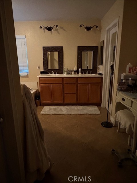 14105 Almond Grove Court, Eastvale CA: https://media.crmls.org/medias/aef4b03b-b3ef-4599-a800-dd141896b4a0.jpg