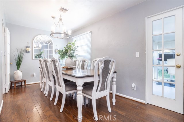 Detail Gallery Image 12 of 28 For 8006 Zelzah, Reseda,  CA 91335 - 4 Beds | 2 Baths