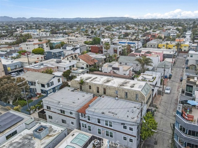 12 1/2 25th Place, Venice CA: https://media.crmls.org/medias/aef9a8de-504a-4438-be7b-1a2abb4b50cb.jpg