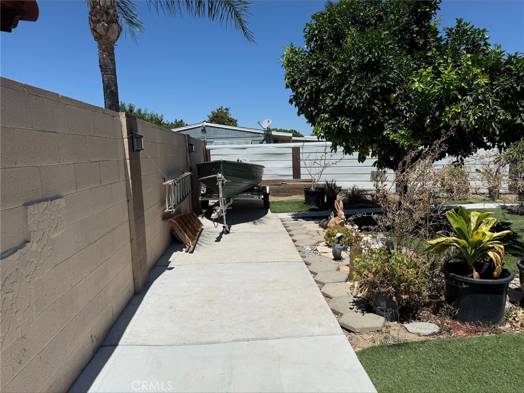 https://media.crmls.org/medias/aefc12e7-956d-4ba7-ae49-e74d29fe87ec.jpg?preset=X-Large