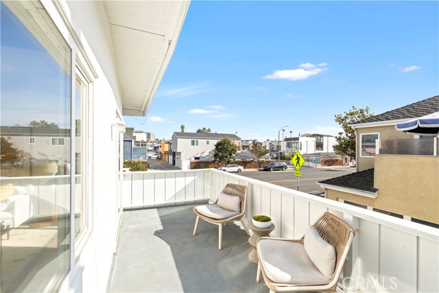 Detail Gallery Image 23 of 27 For 130 43rd, Newport Beach,  CA 92663 - 4 Beds | 3 Baths