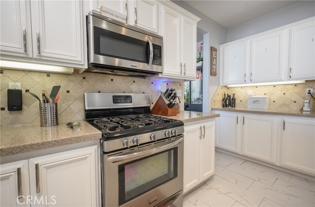 Detail Gallery Image 9 of 25 For 23272 Alta Oaks Dr, Wildomar,  CA 92595 - 5 Beds | 3/1 Baths