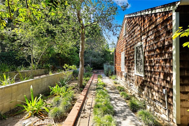 85 S San Rafael Avenue, Pasadena CA: https://media.crmls.org/medias/aefdc87b-0442-4537-88be-4fbb4bf3eff0.jpg