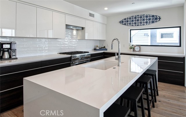 Detail Gallery Image 3 of 17 For 1045 W Balboa Blvd, Newport Beach,  CA 92661 - 3 Beds | 2/1 Baths