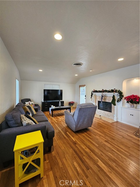 Detail Gallery Image 4 of 25 For 5703 Beck Ave, North Hollywood,  CA 91601 - 2 Beds | 2 Baths