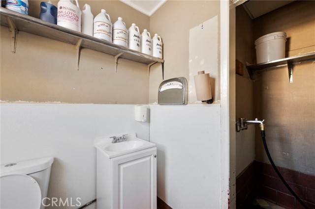 8111 Foothill Boulevard, Rancho Cucamonga CA: https://media.crmls.org/medias/af04ef56-b8d9-4993-b2f3-3202bdac3d96.jpg