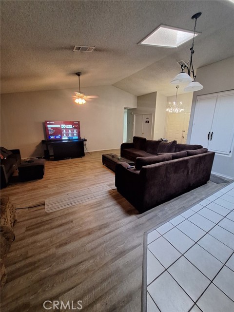 Detail Gallery Image 7 of 18 For 12415 5th Ave, Victorville,  CA 92395 - 3 Beds | 2 Baths