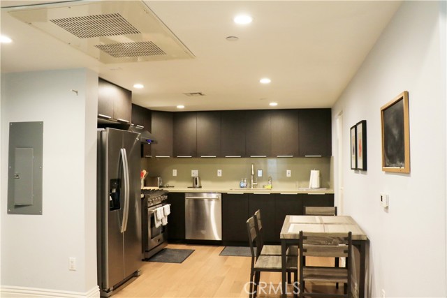 Detail Gallery Image 5 of 13 For 2939 Leeward Ave #420,  Los Angeles,  CA 90005 - 2 Beds | 2 Baths