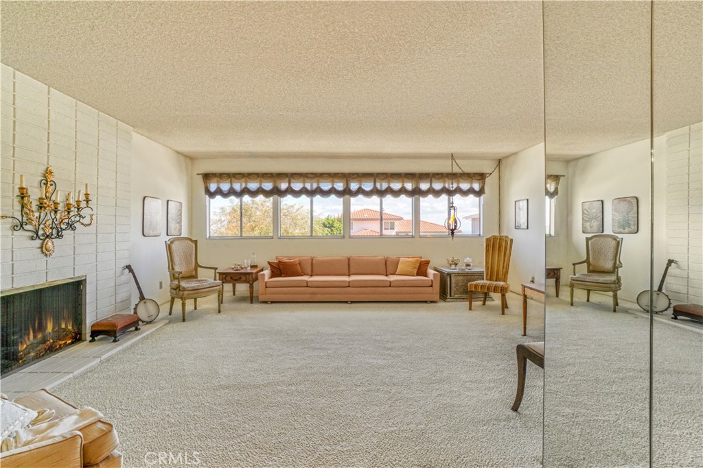 https://media.crmls.org/medias/af126447-db18-4294-89bc-60d3fa0cb28d.jpg?preset=X-Large