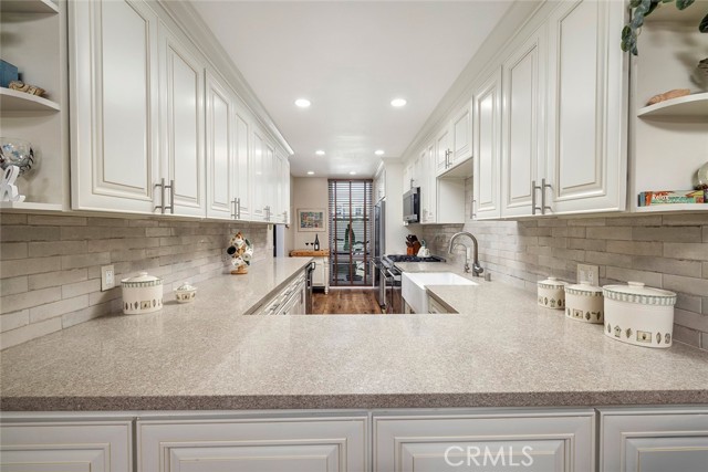4006 Aladdin Drive, Huntington Beach CA: https://media.crmls.org/medias/af1709c4-4b20-4c84-8566-e3ff117e9e75.jpg