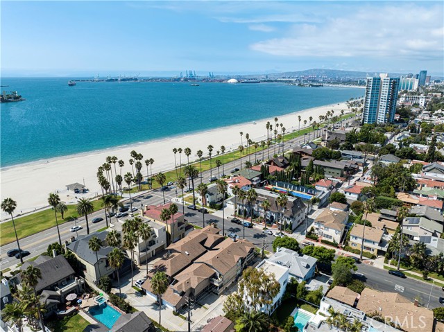 Detail Gallery Image 3 of 28 For 16 Coronado Ave #10,  Long Beach,  CA 90803 - 3 Beds | 3 Baths