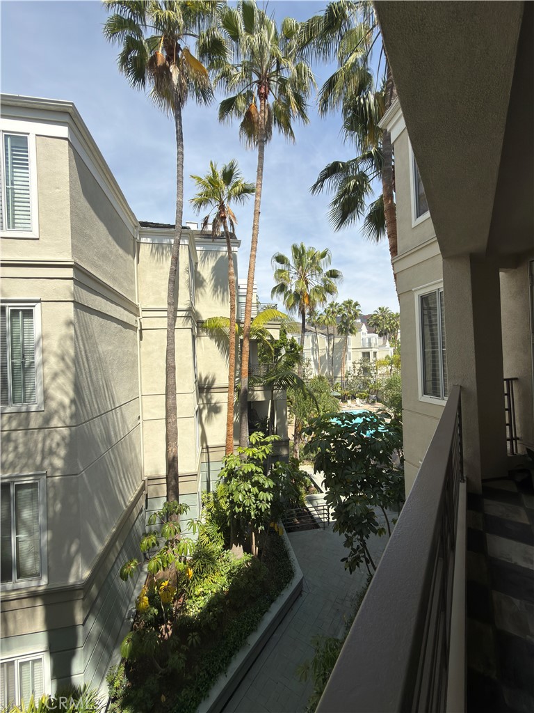 https://media.crmls.org/medias/af1936f4-58a7-4d08-8a81-f36b644a8981.jpg?preset=X-Large