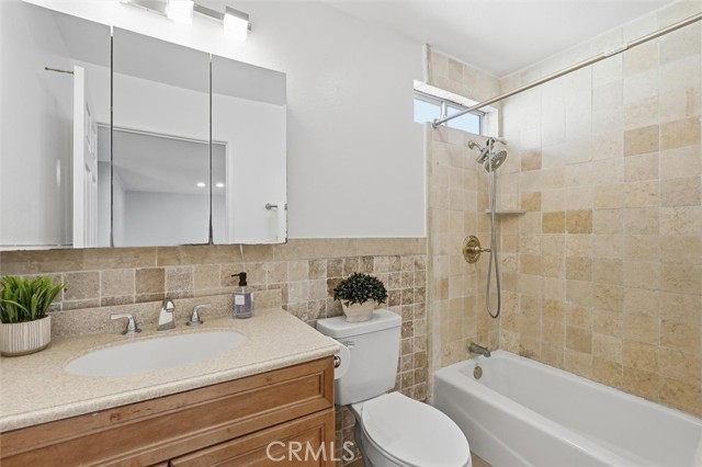 Detail Gallery Image 13 of 47 For 5017 W 118th Pl, Hawthorne,  CA 90250 - 5 Beds | 3 Baths