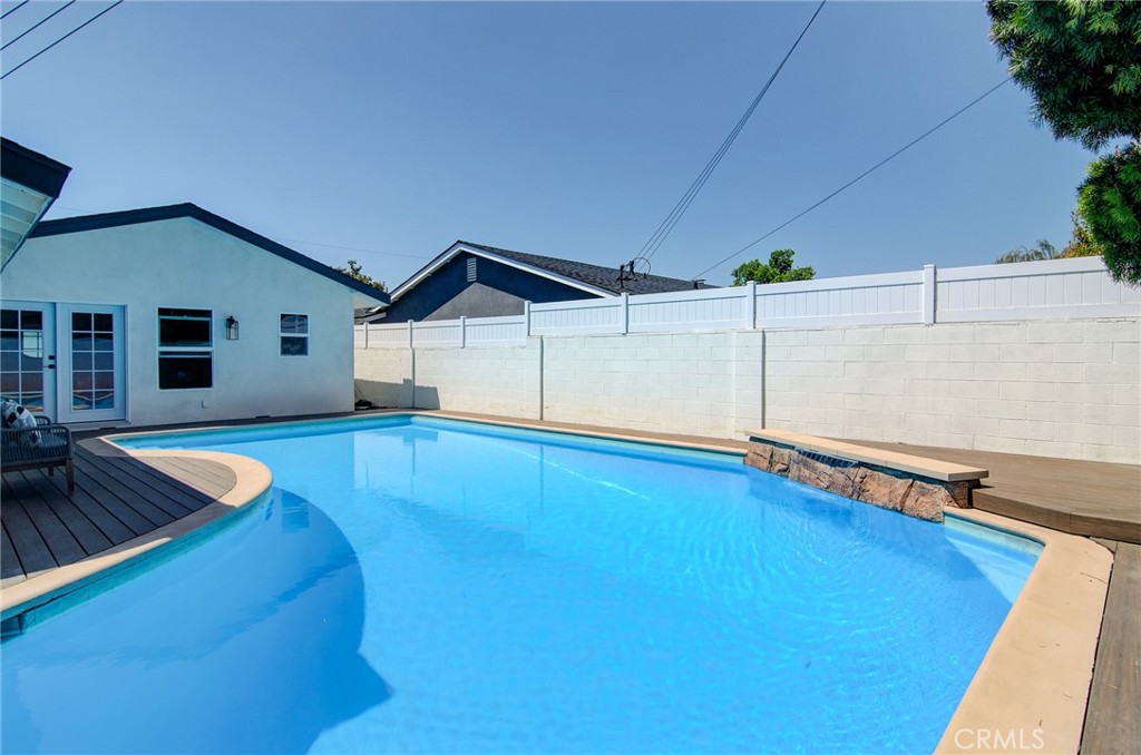 https://media.crmls.org/medias/af1c512b-312d-43bf-a4d0-abf3f9614750.jpg?preset=X-Large