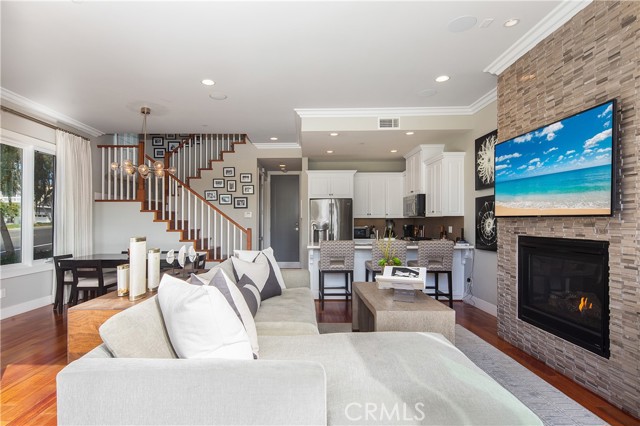 720 Poinsettia Ave, Corona del Mar CA: https://media.crmls.org/medias/af221834-505c-40da-8102-f336bf35cabe.jpg