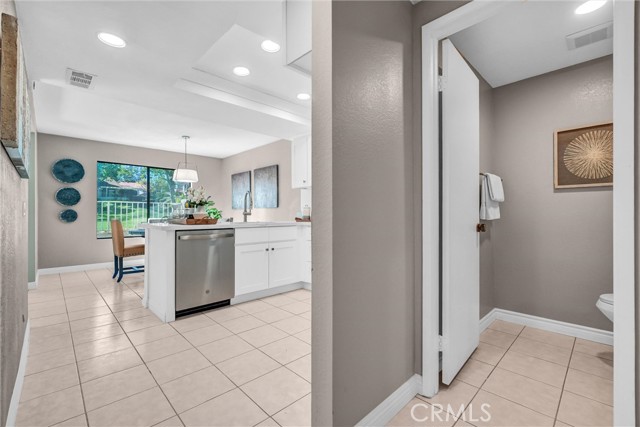 Detail Gallery Image 11 of 48 For 913 Whitewater, Fullerton,  CA 92833 - 2 Beds | 2/1 Baths