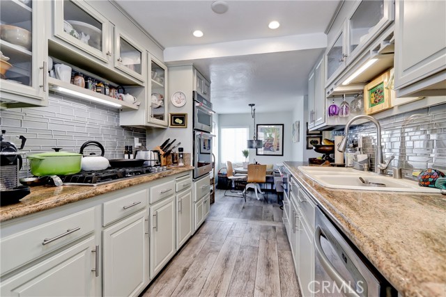 Detail Gallery Image 4 of 30 For 425 S Catalina #2,  Redondo Beach,  CA 90277 - 3 Beds | 3 Baths