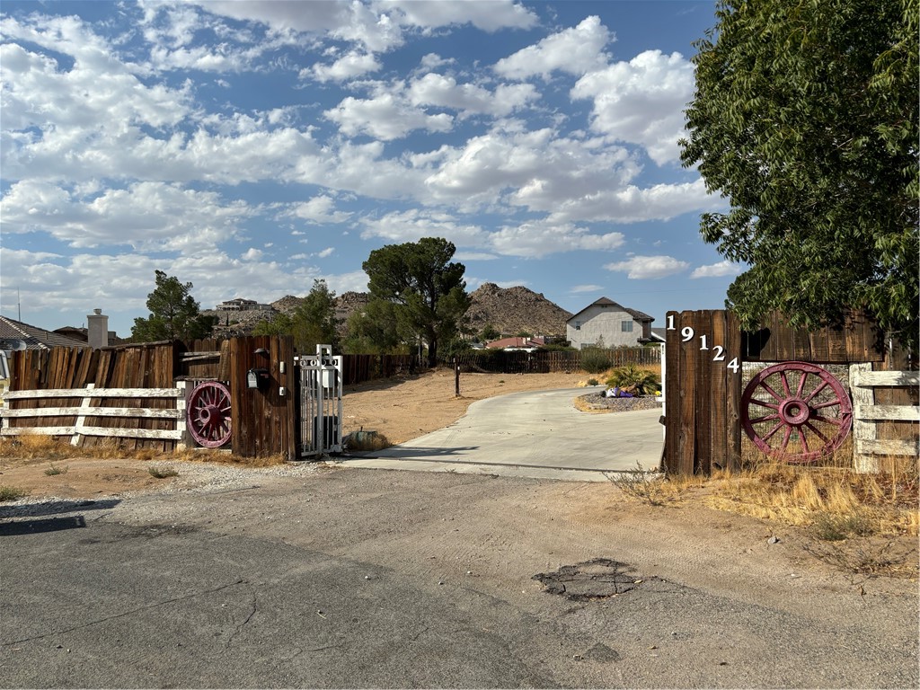 Detail Gallery Image 1 of 31 For 19124 Kaibab Ct, Apple Valley,  CA 92307 - 3 Beds | 2 Baths