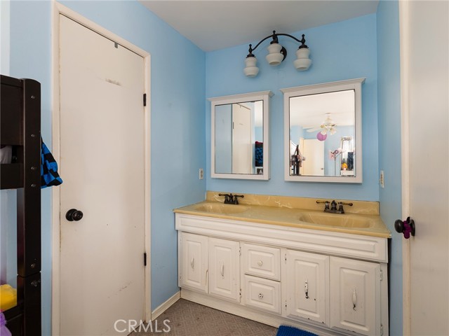 Detail Gallery Image 16 of 23 For 4836 W 123rd Pl, Hawthorne,  CA 90250 - 3 Beds | 2/1 Baths