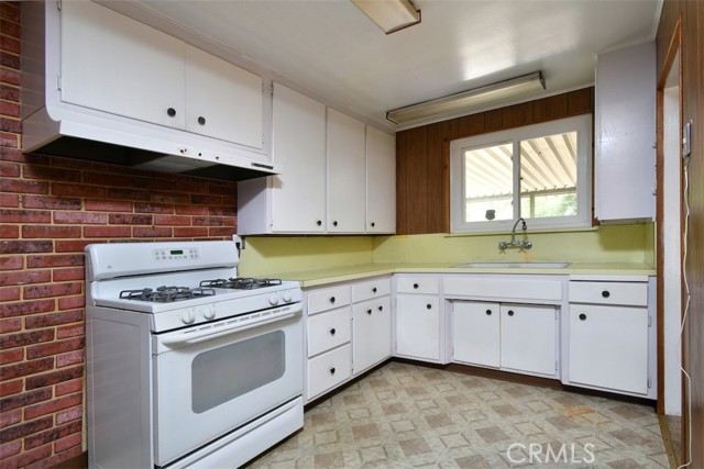 631 N Evergreen Street, Burbank CA: https://media.crmls.org/medias/af2cdcb9-a727-4aa3-a786-098bc06d78ac.jpg