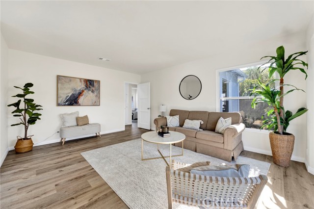 17350 Hamlin Street, Lake Balboa CA: https://media.crmls.org/medias/af2ee86f-6f02-4f00-91cc-c20d68d90947.jpg