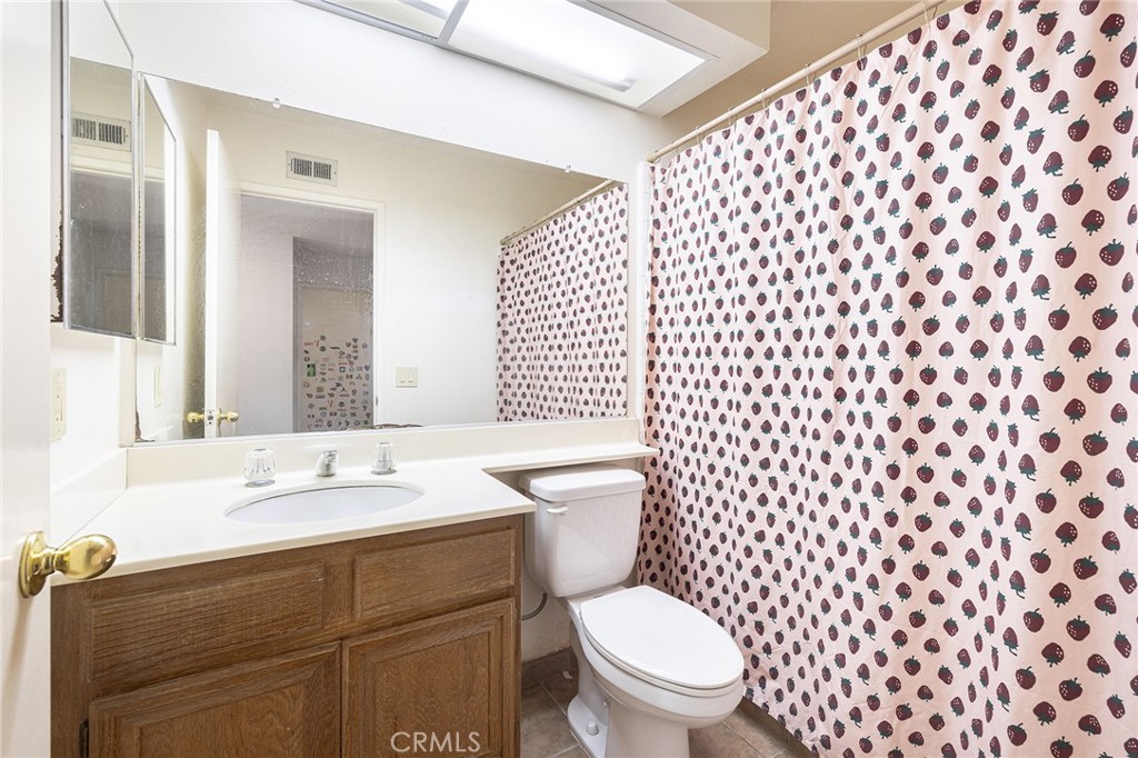 https://media.crmls.org/medias/af31be0f-41d8-47cf-945b-f9f2a7b2db99.jpg?preset=X-Large